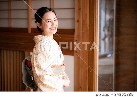 微笑む美人な着物の似合う日本人女性 84861839