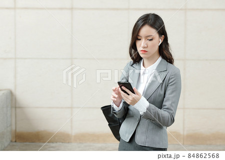 Female Entrepreneur Answering Text Messages 84862568