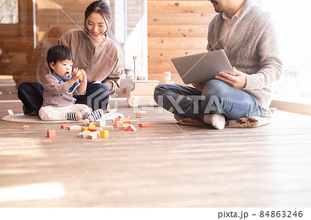 リモートワークをしながら赤ちゃんと遊ぶパパさん4　下にコピースペースあり 84863246