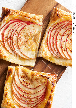 こんがりサクサクに焼きあがったアップルパイ 84863906