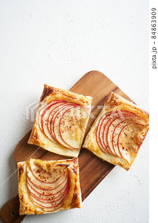 こんがりサクサクに焼きあがったアップルパイ こんがりサクサクに焼きあがったアップルパイ 84863909