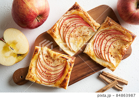 こんがりサクサクに焼きあがったアップルパイ 84863987