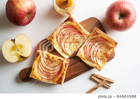 こんがりサクサクに焼きあがったアップルパイ 84863988