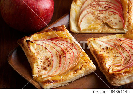 こんがりサクサクに焼きあがったアップルパイ 84864149