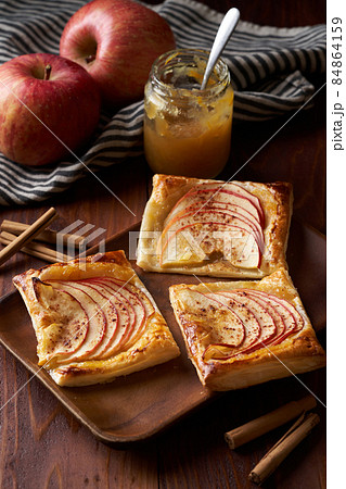 こんがりサクサクに焼きあがったアップルパイ 84864159