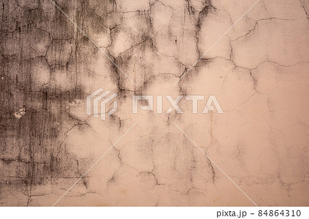 ひびの入った古いコンクリート壁の背景素材 　a-4-2 暗い暖色 84864310