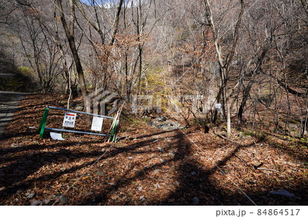 群馬県安中市　めがね橋付近から少し上流にある登山口（旧中山道の遊歩道に登る登山道の登山口） 84864517