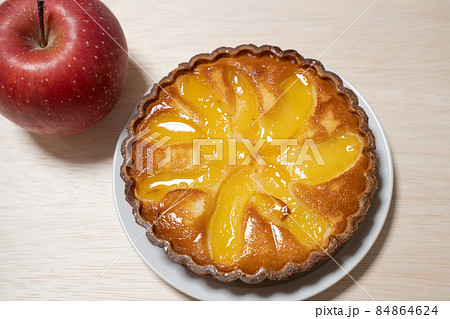 デザート　焼きたてアップルタルト 84864624