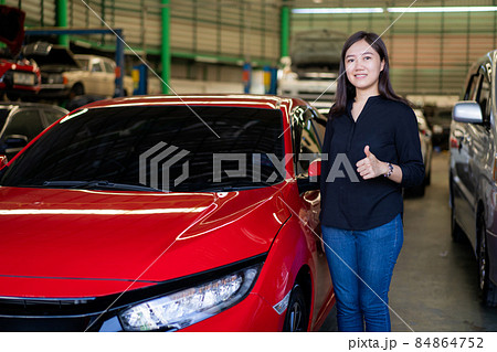 Woman in garage 84864752