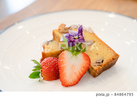 デザート　イチゴとお花のシフォンケーキ 84864795