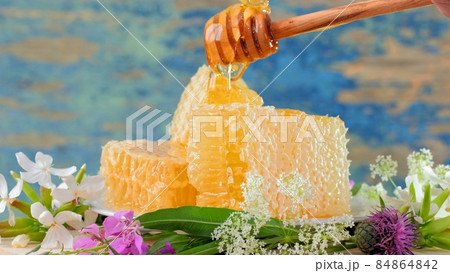 The honeycombs with fresh honey on the rustic background. 84864842