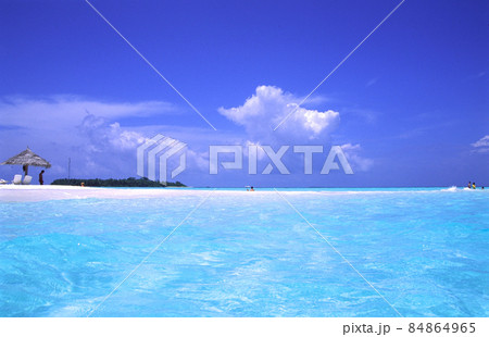 MaldivesRanveli砂州から漁民の島を眺む MaldivesRanveli砂州から漁民の島を眺む 84864965