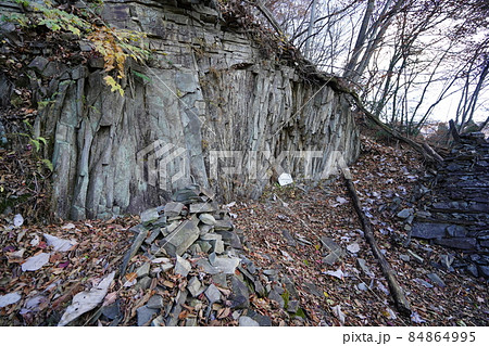旧中山道の遊歩道　めがね橋からの道と合流以後、坂本宿へ向かう旧中山道 　刎石山の下り　柱状節理の岩 84864995