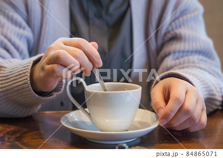 コーヒーを飲んでリラックスする コーヒーを飲んでリラックスする 84865071