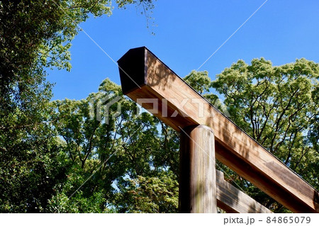 森の中の木製の鳥居 84865079