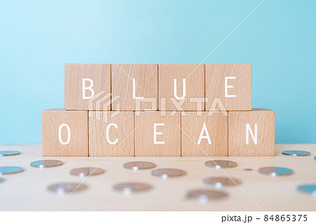 「BLUE OCEAN」と書かれた積み木とコイン 「BLUE OCEAN」と書かれた積み木とコイン 84865375