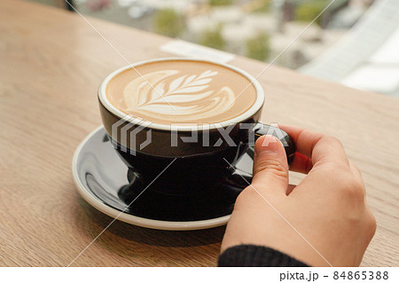 おしゃれなラテアートのコーヒーを飲む女性 84865388
