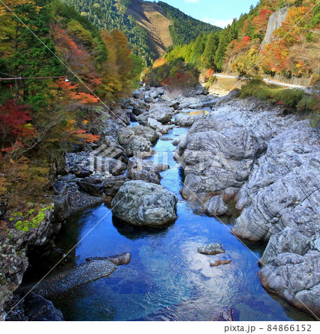 みたらい渓谷　紅葉 84866152