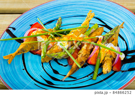 Battered anchovies with sauce and vegetables 84866252
