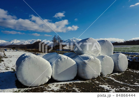 雪化粧した十勝岳連峰とロールベールラップサイロ ( 北海道 上富良野町 ) 雪化粧した十勝岳連峰とロールベールラップサイロ ( 北海道 上富良野町 ) 84866444