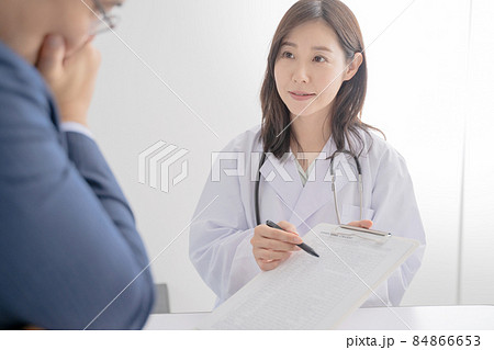 病状を説明する女医と男性患者メディカルイメージ 病状を説明する女医と男性患者メディカルイメージ 84866653