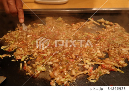 昔ながらのもんじゃ焼き(焼き中) 昔ながらのもんじゃ焼き(焼き中) 84866923