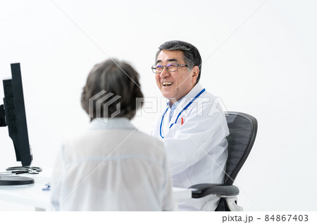 医療イメージ　医師と患者　対面 84867403