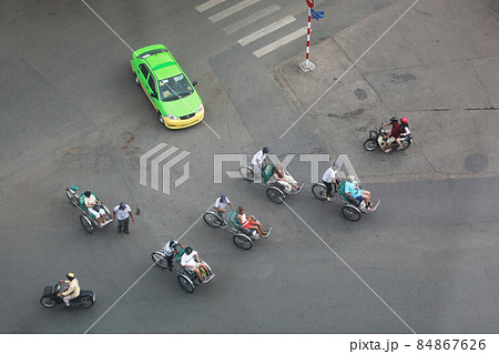 ベトナム・ホーチミン・自転車タクシーのシクロで市内観光に繰り出す観光客の一団 84867626