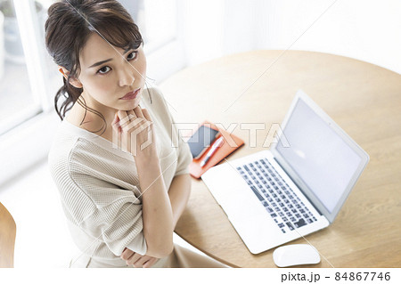 パソコンの前で困る若い女性 パソコンの前で困る若い女性 84867746