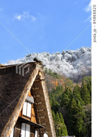 初雪に染まる白川郷 84868820