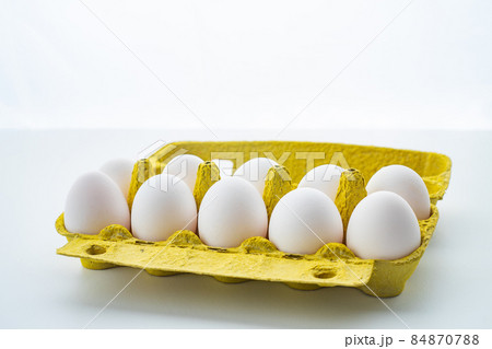 Open egg box with ten eggs isolated on white background Open egg box with ten eggs isolated on white background 84870788