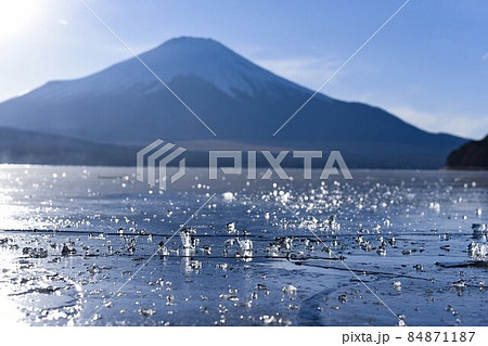 葉書や年賀状にピッタリな美しい空の広い富士山 84871187