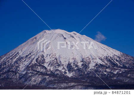 冬の羊蹄山 晴天の雄大な姿 北海道 日本百名山の写真素材 [84871201