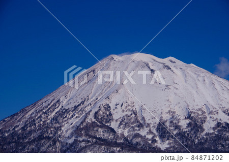 冬の羊蹄山 晴天の雄大な姿 北海道 日本百名山の写真素材 [84871202