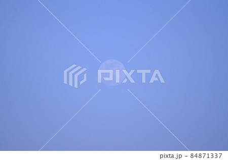 白昼にひっそりと浮かぶ有明の満月 84871337