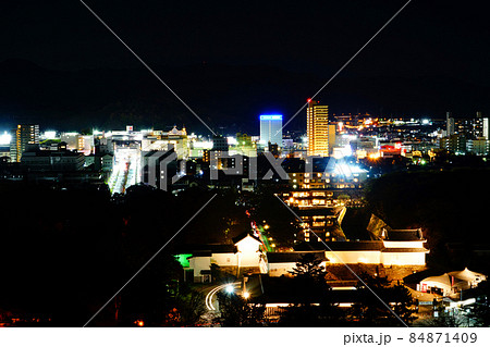 彦根市の夜景　【彦根城から二の丸佐和口多聞櫓並びに彦根駅方面の夜景】 84871409