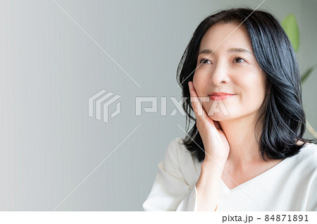 お肌の調子を気にして目を閉じる美しいアジア人(日本人）女性 クローズアップ　コピースペースあり 84871891