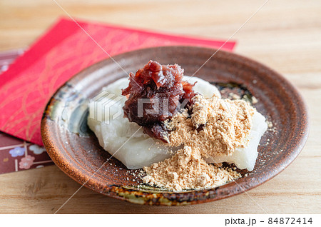 小豆ときな粉を乗せた焼餅 84872414
