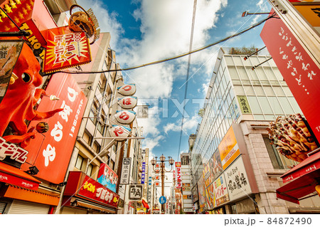 大阪市 道頓堀名物の巨大看板と飲食店街 大阪市 道頓堀名物の巨大看板と飲食店街 84872490