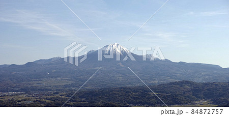 鳥取県南部町の母塚山から見た晩秋の伯耆富士大山 鳥取県南部町の母塚山から見た晩秋の伯耆富士大山 84872757