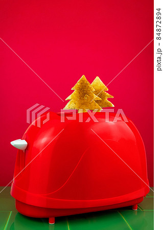 Red toaster crispy fresh toast fir tree shape...の写真素材 [84872894] - PIXTA