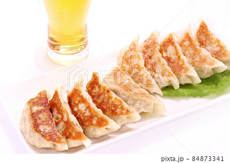 餃子とビール 明るい背景 餃子とビール 明るい背景 84873341