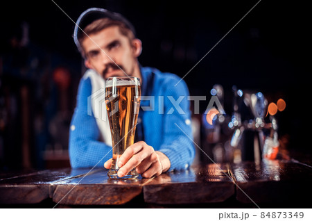 Bartender mixes a cocktail on the alehouse 84873349