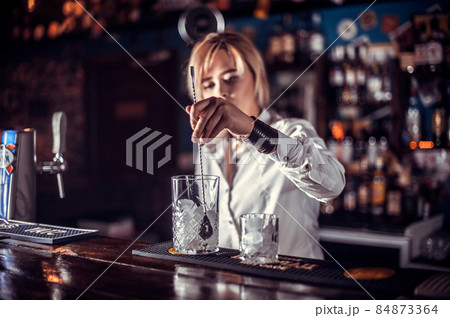 Girl barman formulates a cocktail on the beerhouse 84873364