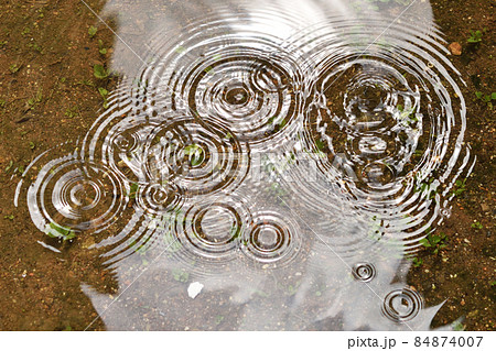 水たまりの波紋の写真素材 [84874007] - PIXTA