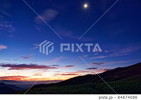 朝日連峰・狐穴小屋付近から見る夜明けの空 84874086