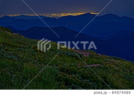未明の朝日連峰・狐穴小屋付近から見る新潟方面の明かり 84874089