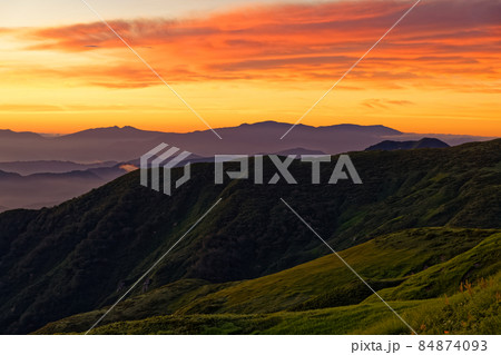 朝日連峰稜線から見る夜明けの蔵王の山並み 84874093