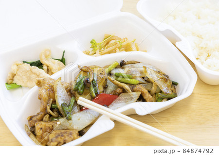 美味しいテイクアウトの中華肉野菜炒めとライス 美味しいテイクアウトの中華肉野菜炒めとライス 84874792