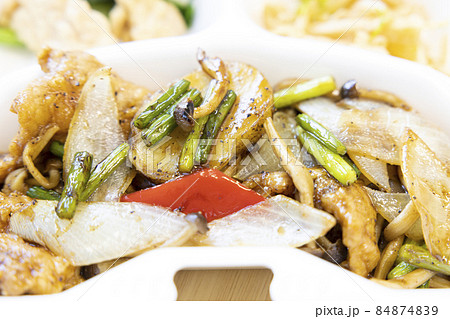 美味しいテイクアウトの中華肉野菜炒め 84874839